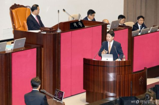 (서울=뉴스1) 이승배 기자 = 이준석 개혁신당 대표가 15일 오후 서울 여의도 국회에서 열린 제429회국회(정기회) 제5차 본회의에서 정치에 관한 대정부 질문을 하고 있다. 2025.9.15/뉴스1  Copyright (C) 뉴스1. All rights reserved. 무단 전재 및 재배포,  AI학습 이용 금지. /사진=(서울=뉴스1) 이승배 기자