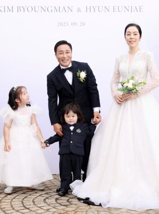 김병만 가족이 20일 서울 서초구 한강세빛섬 플로팅아일랜드에서 열릴 결혼식에 앞서 포즈를 취하고 있다. /사진=스타뉴스