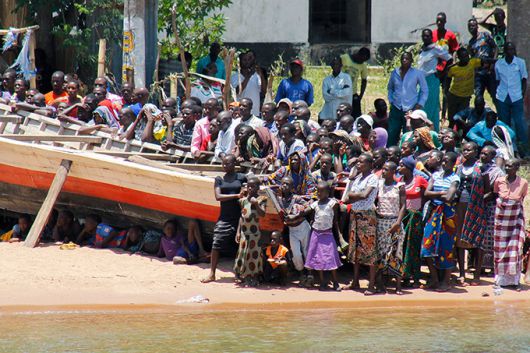 2018년 9월 20일(이하 현지시간). 탄자니아 빅토리아 호수에서 여객선 'MV 니에레레호'가 전복되는 사고가 발생한 가운데, 21일 구조 작업이 진행되는 모습을 주민들이 빅토리아 호숫가에서 지켜보고 있다. /AFPBBNews=뉴스1