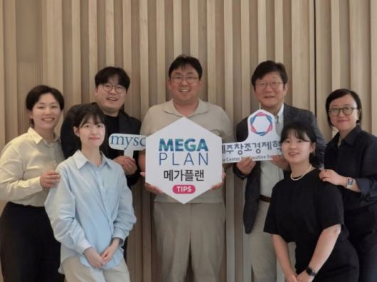 메가플랜 유철원 대표(가운데), 제주혁신센터 이병선 대표(유철원 대표 오른쪽), 엠와이소셜컴퍼니 김영우 부대표(유철원 대표 왼쪽))/사진제공=제주창조경제혁신센터