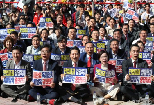 [대구=뉴시스] 이무열 기자 = 장동혁 국민의힘 대표와 송언석 원내대표를 비롯한 국민의힘 관계자들이 21일 대구 동구 동대구역 광장에서 열린 야당탄압·독재정치 국민 규탄대회에 참석해 구호를 외치고 있다. 2025.09.21. lmy@newsis.com /사진=이무열