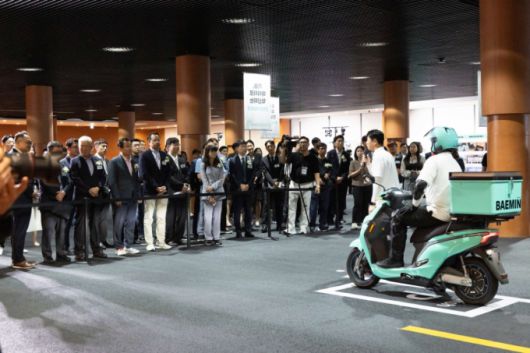 지난 19일 경기도 하남시 배민라이더스쿨에서 열린 개관 기념식에서 우아한형제들 김범석 대표, 우아한청년들 김용석 대표와 이현재 하남시장, 권창준 고용노동부 차관,  배달플랫폼노동조합 홍창의 위원장 등 정부 부처 및 지자체, 유관 기관 관계자, 라이더 등 100여 명이 참석한 가운데 이륜차 교육 전문 강사가 교육 과정을 소개고 있다./사진=배민 제공
