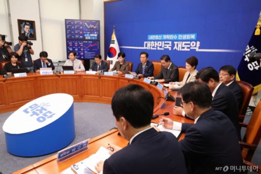 정청래 더불어민주당 대표가 22일 오후 서울 여의도 국회에서 열린 최고위원회의에서 발언을 하고 있다. /사진=뉴시스/AP=뉴시스