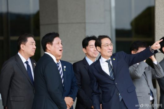 [성남=뉴시스] 고범준 기자 = 조승래(왼쪽 두번째) 더불어민주당 사무총장과 우상호 정무수석이 22일 경기 성남 서울공항에서 제80차 유엔총회 참석차 미국 뉴욕으로 출국하는 이재명 대통령이 탑승한 공군 1호기를 바라보며 대화하고 있다. 2025.09.22. bjko@newsis.com /사진=고범준