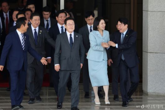 (성남=뉴스1) 황기선 기자 = 강훈식 대통령 비서실장이 22일 오전 경기도 성남 서울공항에서 미국으로 출국하는 이재명 대통령 부인 김혜경 여사에게 가운데 자리를 권하고 있다. 2025.9.22/뉴스1  Copyright (C) 뉴스1. All rights reserved. 무단 전재 및 재배포,  AI학습 이용 금지. /사진=(성남=뉴스1) 황기선 기자