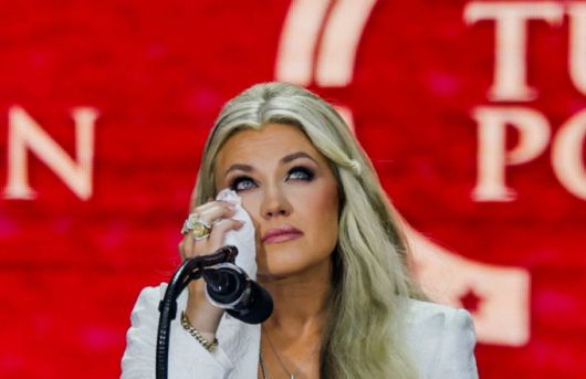 피살된 보수 논객 찰리 커크의 부인 에리라 커크가 21일(현지시간) 애리조나주 글렌데일의 스테이트 팜 스타디움에서 열린 찰리 커크의 추도식에서 연설하고 있다. 2025.9.21  /로이터=뉴스1