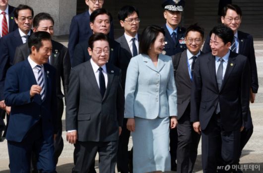 [성남=뉴시스] 고범준 기자 = 이재명 대통령과 김혜경 여사가 제80차 유엔총회 참석차 미국 뉴욕을 방문하기 위해 22일 경기 성남 서울공항에 도착해 공군 1호기에 탑승하기 위해 이동하고 있다. 2025.09.22. bjko@newsis.com /사진=고범준