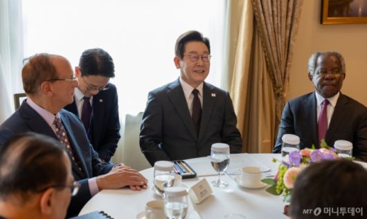 [뉴욕=뉴시스] 최동준 기자 = 이재명 대통령이 22일(현지 시간) 미국 뉴욕의 한 호텔에서 세계경제포럼 의장인 래리 핑크 블랙록 회장, 아데바요 오군레시(오른쪽) 글로벌 인프라스트럭처 파트너스 회장을 접견하고 있다. (공동취재) 2025.09.23. photocdj@newsis.com /사진=최동준