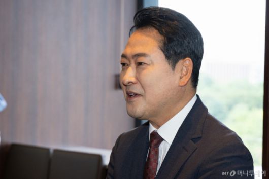 (서울=뉴스1) 유승관 기자 = 장동혁 국민의힘 대표가 23일 서울 여의도 한 중식당에서 김문수 전 고용노동부 장관과 만나 오찬에 앞서 인사하고 있다. 2025.9.23/뉴스1  Copyright (C) 뉴스1. All rights reserved. 무단 전재 및 재배포,  AI학습 이용 금지. /사진=(서울=뉴스1) 유승관 기자