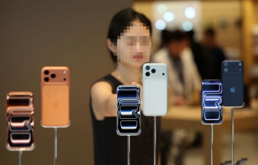 지난 19일 오전 서울 중구 명동 애플스토어에서 한 시민이 이날 출시된 애플 스마트폰 '아이폰17프로'를 살펴보고 있다. /사진=뉴스1