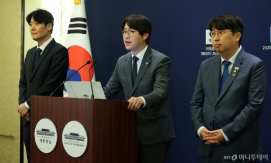 [뉴욕=뉴시스] 최동준 기자 = 하정우 AI미래기획수석이 22일(현지 시간) 미국 뉴욕의 한 호텔 한국프레스센터에서 이재명 대통령의 세계경제포럼 의장 접견 관련 브리핑을 하고 있다. 왼쪽부터 김우창 국가AI정책비서관, 하 수석, 차지호 더불어민주당 의원. 2025.09.23. photocdj@newsis.com /사진=