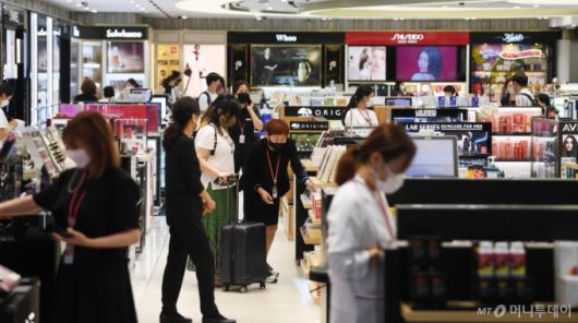 서울 강서구 김포공항 국제선 탑승장에서 승객들이 면세구역을 이용하고 있다. /사진=이기범 기자