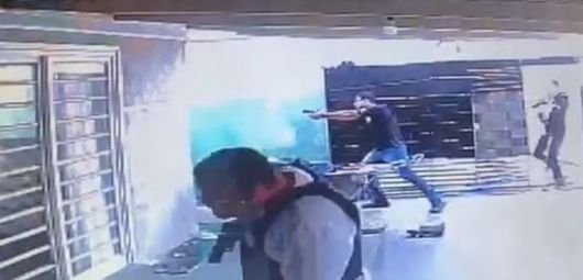 파라나주 아라우카리아시 한 콘도에서 29살 의붓딸을 상대로 수십년간 성폭력을 저지른 혐의 등으로 50대 A씨가 경찰에 체포됐다. /사진=데일리메일