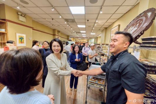[뉴욕=뉴시스] 최동준 기자 = 김혜경 여사가 23일(현지 시간) 미국 뉴욕 코리아타운 한 마트를 방문해 관계자들과 인사를 나누고 있다. (공동취재) 2025.09.25. photocdj@newsis.com /사진=고범준