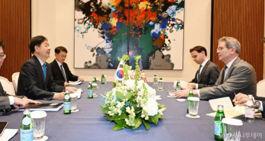 (서울=뉴스1) = '대한한국 투자 서밋(Korea Investment Summit)' 참석차 미국 뉴욕을 방문중인 구윤철 부총리 겸 기획재정부 장관이 9월 24일(현지시간) 주유엔 대한민국대표부에서 스콧 베센트 미국 재무장관과 면담을 하고 있다. (기획재정부 제공. 재판매 및 DB 제공) 2025.9.25/뉴스1  Copyright (C) 뉴스1. All rights reserved. 무단 전재 및 재배포,  AI학습 이용 금지. /사진=(서울=뉴스1)