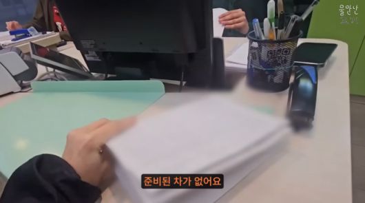 유튜버는 렌터카업체에 차량 교체를 문의했다. 업체 측은 당초 "차가 없다. 다른 지점에 가보라"며 교체를 거부하는 한편 환불까지 거절했지만, 경찰을 부르자 고장 난 차량을 갖다 줬다. /사진=유튜브 채널 '물만난고기' 캡처