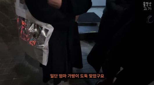 곧장 경찰서로 간 유튜버는 이곳에서 같은 처지의 일본인과 중국인을 만났다. 일본인은 "길에서 오토바이를 탄 남자가 가방을 훔쳐갔다. 가방 안에 여권과 현금, 신용카드가 모두 들어있다"고 했고, 중국인은 절도범이 손목에 차고 있던 1300유로(약 215만원)짜리 시계를 뺏어갔다고 털어놨다. /사진=유튜브 채널 '물만난고기' 캡처