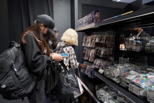 '괴담출근' 팬들이 팝업 스토어에서 굿즈를 구매하고 있다. 2025.09.26./사진제공=카카오엔터테인먼트