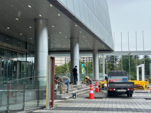 지난 25일 오후 경북 경주시 보문관광단지 '경주화백컨벤션센터'에서 건설 노동자들이 계단을 공사하는 모습./사진=김지현 기자.