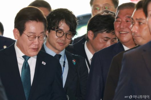 [도쿄=뉴시스] 고범준 기자 = 이재명 대통령과 이시바 시게루 일본 총리가 23일(현지 시간) 일본 도쿄 총리 관저에서 정상회담을 하기 위해 이동하고 있다. 2025.08.23. bjko@newsis.com /사진=고범준