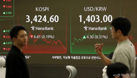 30일 오후 서울 중구 하나은행 딜링룸 전광판에 지수가 표시되고 있다. /사진=뉴시스