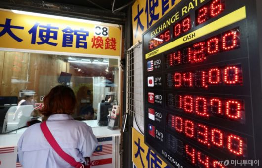 26일 서울 시내의 환전소에서 관광객들이 환전을 하고 있다. /사진=뉴스1 /사진=(서울=뉴스1) 김민지 기자