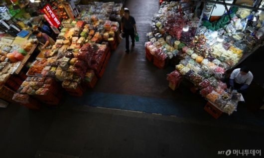 [서울=뉴시스] 최진석 기자 = 30일 서울 중구 중부시장에서 한 고객이 장을 보고 있다.. 2025.09.30.  /사진=최진석