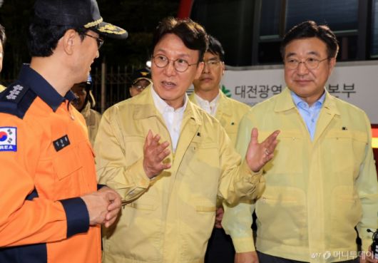 (대전=뉴스1) 김진환 기자 = 김민석 국무총리와 윤호중 행정안전부 장관이 27일 대전 유성구 국가정보자원관리원 화재 현장을 찾아 피해 상황 등을 살피고 있다. 2025.9.27/뉴스1  Copyright (C) 뉴스1. All rights reserved. 무단 전재 및 재배포,  AI학습 이용 금지. /사진=(대전=뉴스1) 김진환 기자