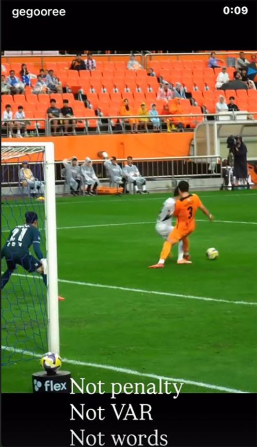 거스 포옛 전북 현대 감독이 3일 제주 SK전 이후 소셜 미디어(SNS)를 통해 공개적으로 비판한 전진우의 노 페널티킥 선언 장면. /사진=포옛 SNS 화면캡처