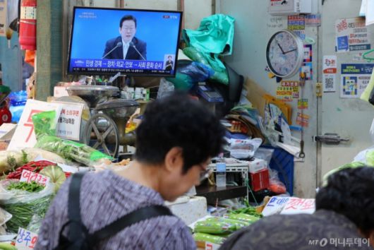 [서울=뉴시스] 김혜진 기자 = 11일 서울 서대문구 인왕시장에서 상인들이 TV를 통해 이재명 대통령 취임 100일 기자회견 중계를 틀어놓고 있다. 2025.09.11. jini@newsis.com /사진=김혜진