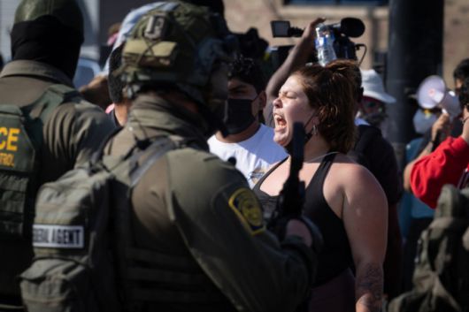 미국 이민단속국(ICE) 단속요원들이 4일(현지시간) 시카고 남서부 지역에서 단속에 항의하는 여성 시민에게 총격을 가했다는 소식이 전해지자 지역 주민들이 항의하는 시위를 벌이고 있다. /AFPBBNews=뉴스1