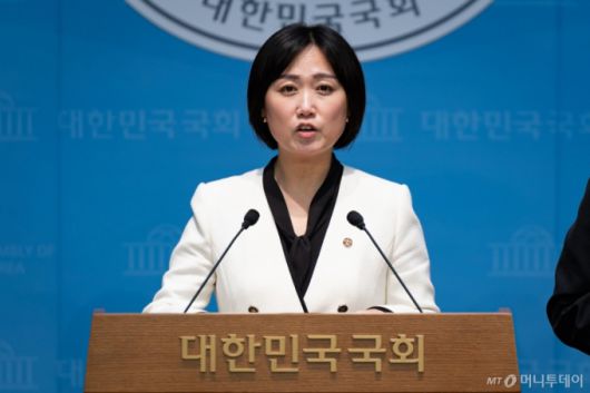 (서울=뉴스1) 유승관 기자 = 백승아 더불어민주당 원내대변인이 19일 서울 여의도 국회 소통관에서 브리핑하고 있다. 2025.9.19/뉴스1  Copyright (C) 뉴스1. All rights reserved. 무단 전재 및 재배포,  AI학습 이용 금지. /사진=(서울=뉴스1) 유승관 기자