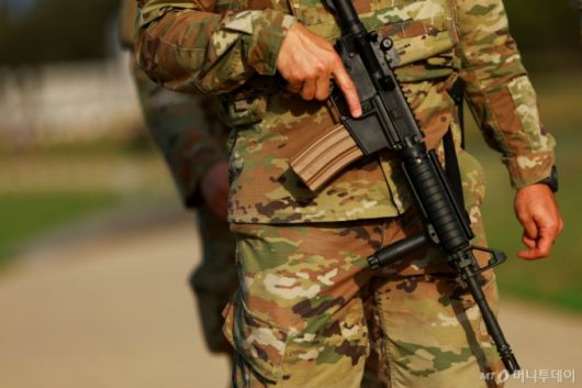 (로이터=뉴스1) 강민경 기자 = 웨스트버지니아 주 방위군 소속 한 병사가 28일 무장한 상태로 워싱턴DC 내셔널 몰을 순찰하며 총기를 들고 있다. 2025.8.28  ⓒ 로이터=뉴스1  Copyright (C) 뉴스1. All rights reserved. 무단 전재 및 재배포,  AI학습 이용 금지. /사진=(로이터=뉴스1) 강민경 기자