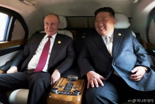 북한 노동당 기관지 노동신문은 지난 9월 3일 김정은 당 총비서가 '중국 인민항일전쟁 및 세계반파쇼전쟁승리'(전승절) 80돌(주년) 기념행사에 참석해 블라디미르 푸틴 러시아 대통령과 회담한 사실을 4일 보도했다. / 사진=뉴스1(노동신문)