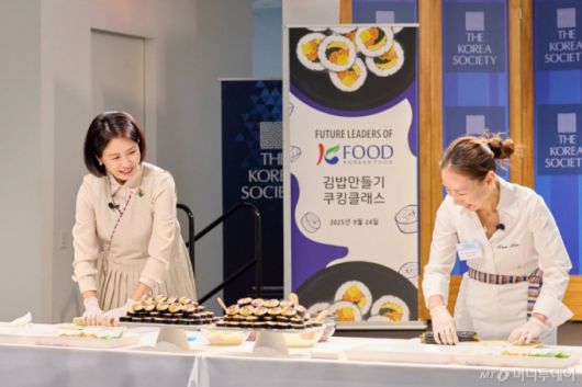 (서울=뉴스1) 이재명 기자 = 김혜경 여사가 24일(현지시간) 미국 뉴욕코리아 소사이어티에서 열린 동포 미래세대 대상 한식 요리교실에서 김밥을 만들고 있다. (대통령실 제공. 재판매 및 DB 금지) 2025.9.28/뉴스1  Copyright (C) 뉴스1. All rights reserved. 무단 전재 및 재배포,  AI학습 이용 금지. /사진=(서울=뉴스1) 이재명 기자