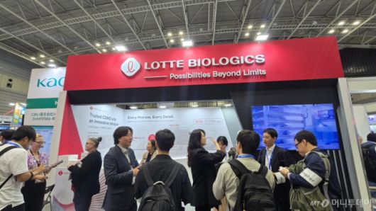 8일 일본 요코하마 파시피코 컨벤션센터에서 열린 '바이오 재팬(BIO JAPAN) 2025' 현장에 설치된 롯데바이오로직스 부스. /사진=홍효진 기자