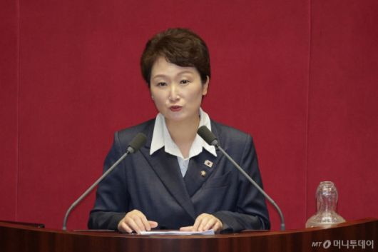 (서울=뉴스1) 신웅수 기자 = 이언주 더불어민주당 의원이 17일 오후 서울 여의도 국회에서 열린 제429회국회(정기회) 제7차 본회의에서 경제에 관한 질문을 하고 있다. 2025.9.17/뉴스1  Copyright (C) 뉴스1. All rights reserved. 무단 전재 및 재배포,  AI학습 이용 금지. /사진=(서울=뉴스1) 신웅수 기자