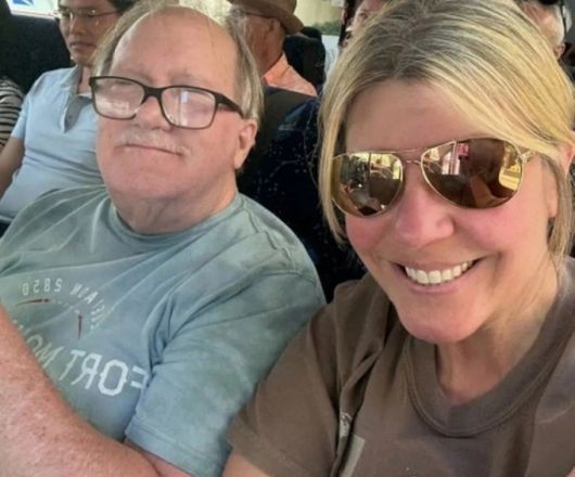 결혼식을 나흘 앞두고 남자친구의 불륜을 알게 돼 파혼한 토비엘더(사진 오른쪽)과 아버지 롭이 여행 중인 모습./사진=뉴스1(더미러 화면캡처)