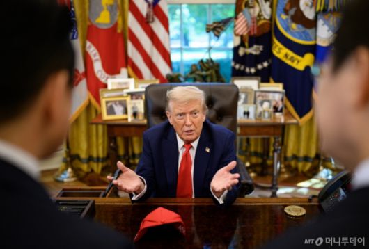 지난 8월25일(현지시간) 도널드 트럼프 미국 대통령이 이재명 대통령과의 워싱턴DC 백악관 오찬 회담 후 오벌오피스(미 대통령 집무실)에서 이어간 만남에서 발언하고 있다. / 사진=미국 백악관