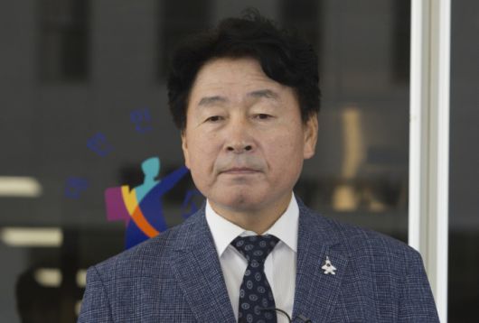 '라임 사태' 핵심인 김봉현 전 스타모빌리티 회장으로부터 금품을 수수한 혐의로 재판에 넘겨진 기동민 전 더불어민주당 의원이 지난달 26일 서울 양천구 남부지방법원에서 열린 1심 선고 공판에서 무죄 선고를 받고 취재진 질문에 답하고 있다./사진=뉴시스.