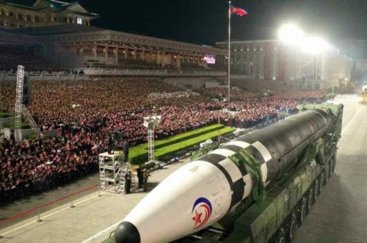 노동당 창건 75주년 열병식에서 공개된 대륙간탄도미사일(ICBM)인 '화성-17형'. / 사진=뉴스1(노동신문)