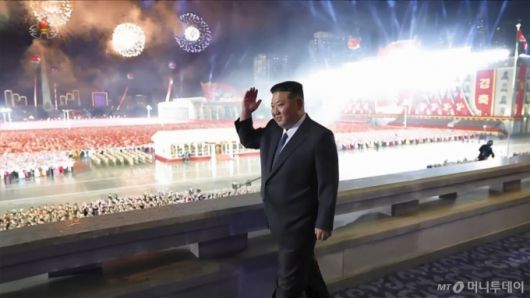 [서울=뉴시스] 지난 10일 평양 김일성광장에서 노동당 창건 80주년 경축 열병식이 성대히 거행됐다고 조선중앙TV가 11일 보도했다. 사진은 김정은 북한 국무위원장이 열병식을 마친 뒤 인사하고 있다. (사진=조선중앙TV 캡처) 2025.10.11. photo@newsis.com *재판매 및 DB 금지