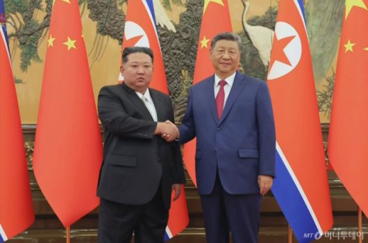 [서울=뉴시스] 북한 조선중앙TV는 지난 4일 김정은 국무위원장이 중국 베이징 인민대회당에서 시진핑 중국 국가주석과 '북중 정상회담'을 했다고 5일 보도했다. 사진은 김 위원장과 시 주석이 악수하는 모습. (사진=조선중앙TV 캡쳐) 2025.09.05. photo@newsis.com *재판매 및 DB 금지