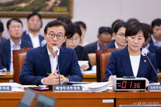 전재수 해양수산부 장관(왼쪽)이 지난해 8월 26일 서울 여의도 국회에서 열린 제428회 국회(임시회) 농림축산식품해양수산위원회 제1차 전체회의에 출석해 의원 질의에 답하고 있다./사진=뉴스1.