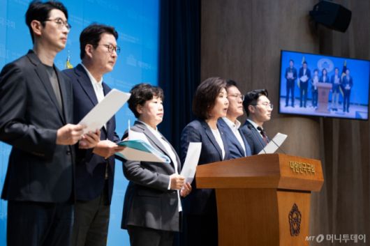 (서울=뉴스1) 유승관 기자 = 국회 법제사법위원회 나경원 의원을 비롯한 국민의힘 법사위원들이 12일 서울 여의도 국회 소통관에서 법사위의 대법원 등에 대한 국정감사를 앞두고 기자회견을 하고 있다.  왼쪽부터 국민의힘 주진우, 신동욱, 조배숙, 나경원, 송석준, 박준태 의원. 2025.10.12/뉴스1  Copyright (C) 뉴스1. All rights reserved. 무단 전재 및 재배포,  AI학습 이용 금지. /사진=(서울=뉴스1) 유승관 기자