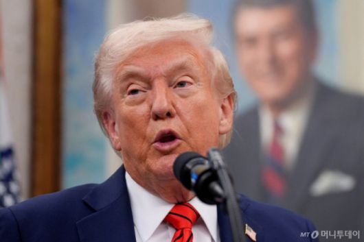 도널드 트럼프 미국 대통령이 지난 10일(현지시간) 워싱턴DC 백악관에서 아스트라제네카 약가 인하를 발표하는 모습./AFPBBNews=뉴스1