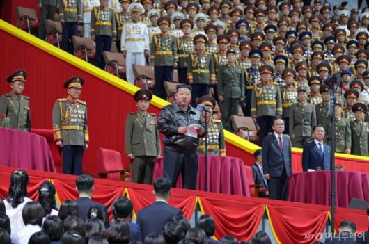 (평양 노동신문=뉴스1) = 북한 노동당 기관지 노동신문은 김정은 당 총비서가 12일 조선노동당 창건 80돌(주년) 경축행사 참가자들과 보장성원(행사 요원)들을 축하격려하고, 함께 대집단체조와 예술공연을 관람했다고 13일 보도했다.   [국내에서만 사용가능. 재배포 금지. DB 금지. For Use Only in the Republic of Korea. Redistribution Prohibited]  rodongphoto@news1.kr  Copyright (C) 뉴스1. All rights reserved. 무단 전재 및 재배포,  AI학습 이용 금지.