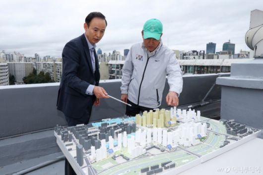 오세훈 서울시장이 13일 재건축 정비계획 변경안이 통과돼 재건축 정비사업에 속도가 붙은 서울 강남구 은마아파트를 방문해 대치동 재건축 단지계획도를 보고 있다. /사진=뉴스1 /사진=(서울=뉴스1) 오대일 기자