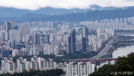 (서울=뉴스1) 김명섭 기자 = 13일 직방이 국토교통부 실거래가 자료를 분석한 결과, 9월말 기준 서울 전용 59㎡ 아파트의 평균 매매가는 10억 5006만 원이었다.  지난해 평균 거래가격(9억 7266만 원)과 비교하면 약 8% 상승 수치다. 자치구별로 보면 강남구의 전용 59㎡ 평균 매매가격은 20억 8,570만 원으로, 1년 새 약 3억 원(16.7%) 올랐다. 사진은 이날 서울 남산에서 바라본 아파트 단지 모습. 2025.10.13/뉴스1  Copyright (C) 뉴스1. All rights reserved. 무단 전재 및 재배포,  AI학습 이용 금지. /사진=(서울=뉴스1) 김명섭 기자