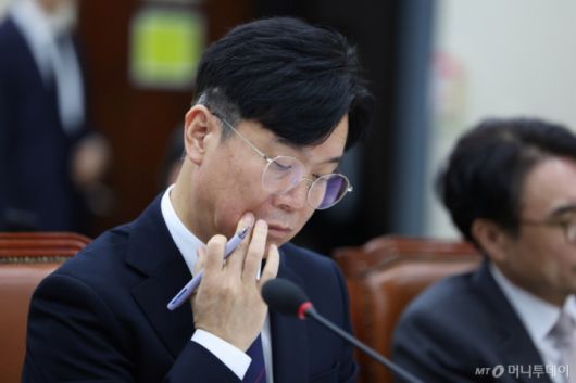 [서울=뉴시스] 김명년 기자 = 김영훈 고용노동부 장관이 5일 서울 여의도 국회 기후에너지환경노동위원회에서 열린 노동부 등에 대한 국정감사에 출석해 얼굴을 만지고 있다. 2025.10.15. kmn@newsis.com /사진=김명년